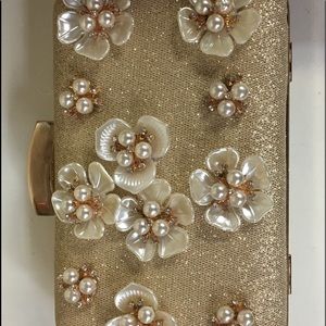 Gold sparkly purse for all party occasions.